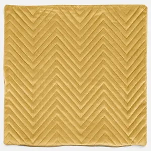 Fata de perna decorativa velvet mustar cu model zigzag in relief 45x45 cm – poza 2
