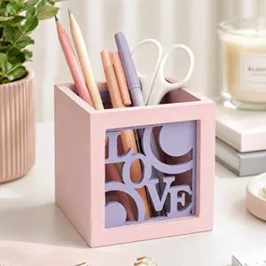 Suport din Lemn pentru Creioane și Pixuri Roz cu Decupaj Love 9x9x9cm