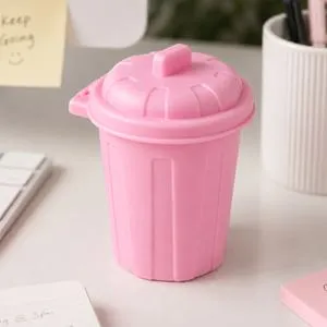 Suport pentru creioane si pixuri in forma de tomberon roz cu capac, 8,5x11 cm