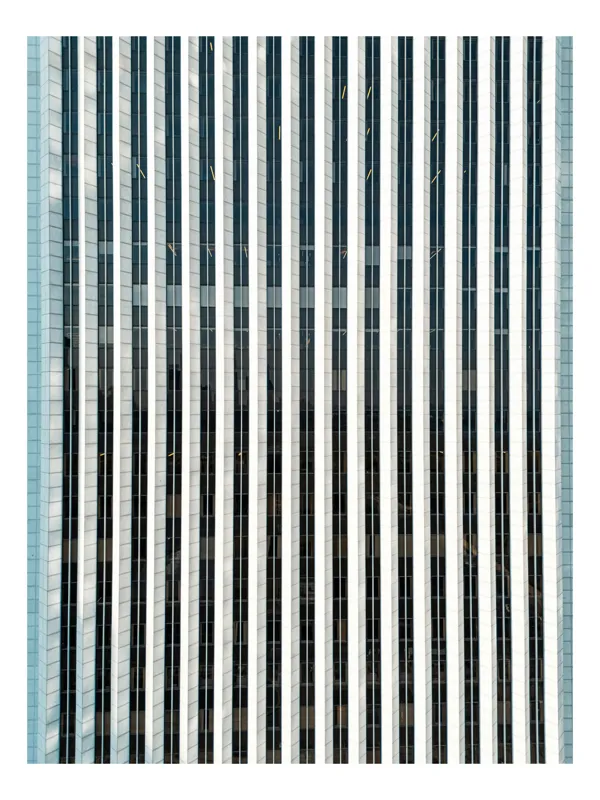 Tablou Canvas, "Fațada clădirii în ritm modern", Turnuri, Verticalitate, Geometrie, Simetrie, Modernitate, Arhitectură, Urban, Linii, Fațadă, Reflecții, 100 x 100 cm