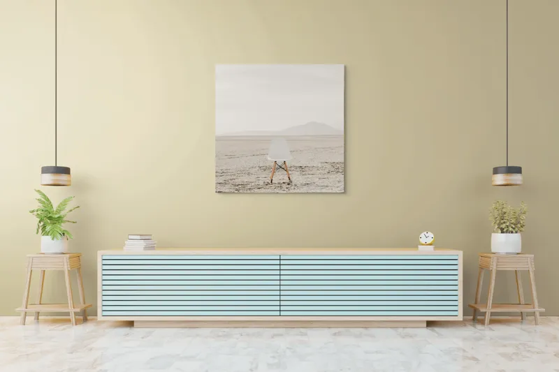 Tablou Canvas, "Scaun singuratic în deșertul vast", Scaun, Deșert, Singurătate, Minimalism, Calm, Pustietate, Linii, Horizon, Gândire, Izolare, 100 x 100 cm – poza 5