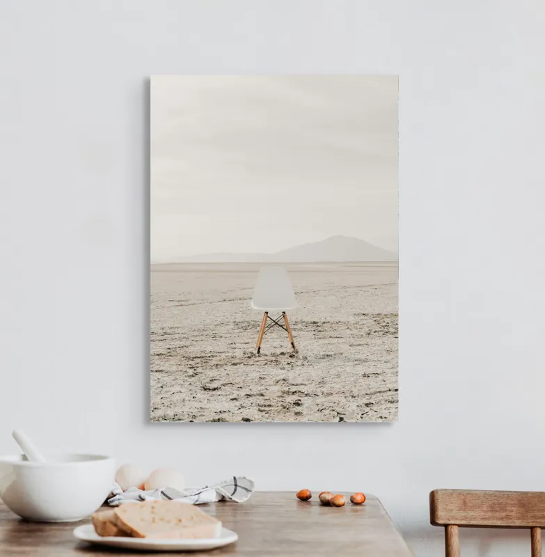 Tablou Canvas, "Scaun singuratic în deșertul vast", Scaun, Deșert, Singurătate, Minimalism, Calm, Pustietate, Linii, Horizon, Gândire, Izolare, 50 x 70 cm – poza 3