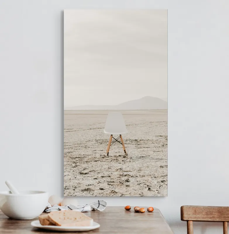 Tablou Canvas, "Scaun singuratic în deșertul vast", Scaun, Deșert, Singurătate, Minimalism, Calm, Pustietate, Linii, Horizon, Gândire, Izolare, 50 x 90 cm – poza 3