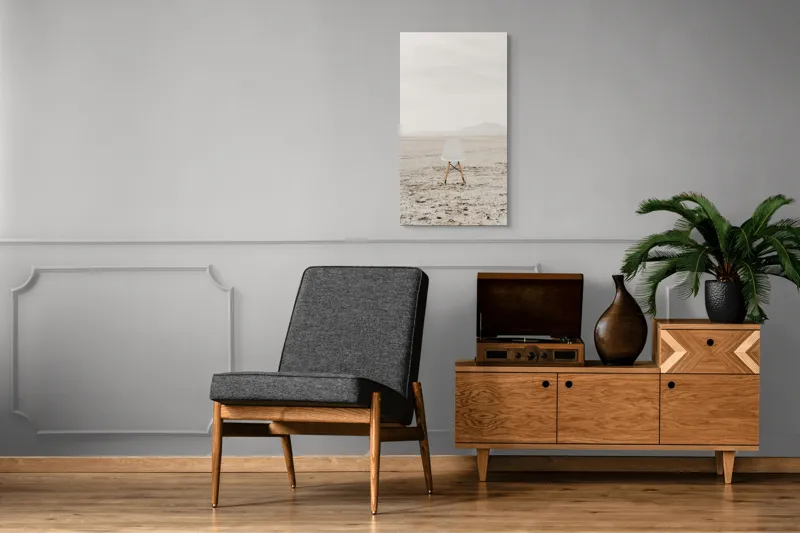 Tablou Canvas, "Scaun singuratic în deșertul vast", Scaun, Deșert, Singurătate, Minimalism, Calm, Pustietate, Linii, Horizon, Gândire, Izolare, 50 x 90 cm – poza 8