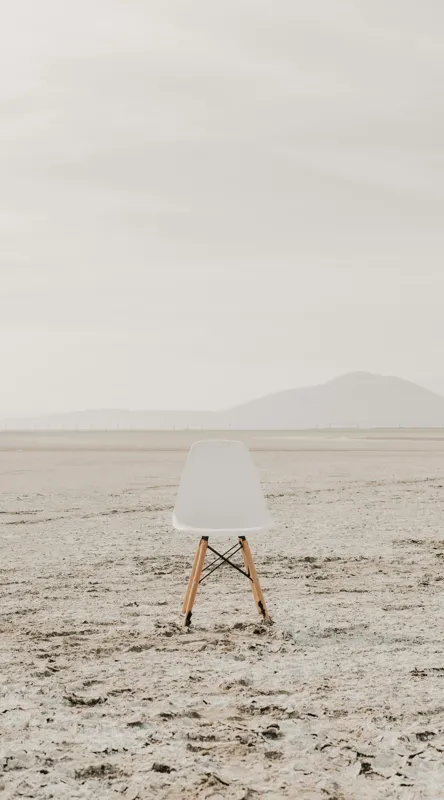 Tablou Canvas, "Scaun singuratic în deșertul vast", Scaun, Deșert, Singurătate, Minimalism, Calm, Pustietate, Linii, Horizon, Gândire, Izolare, 50 x 90 cm – poza 2