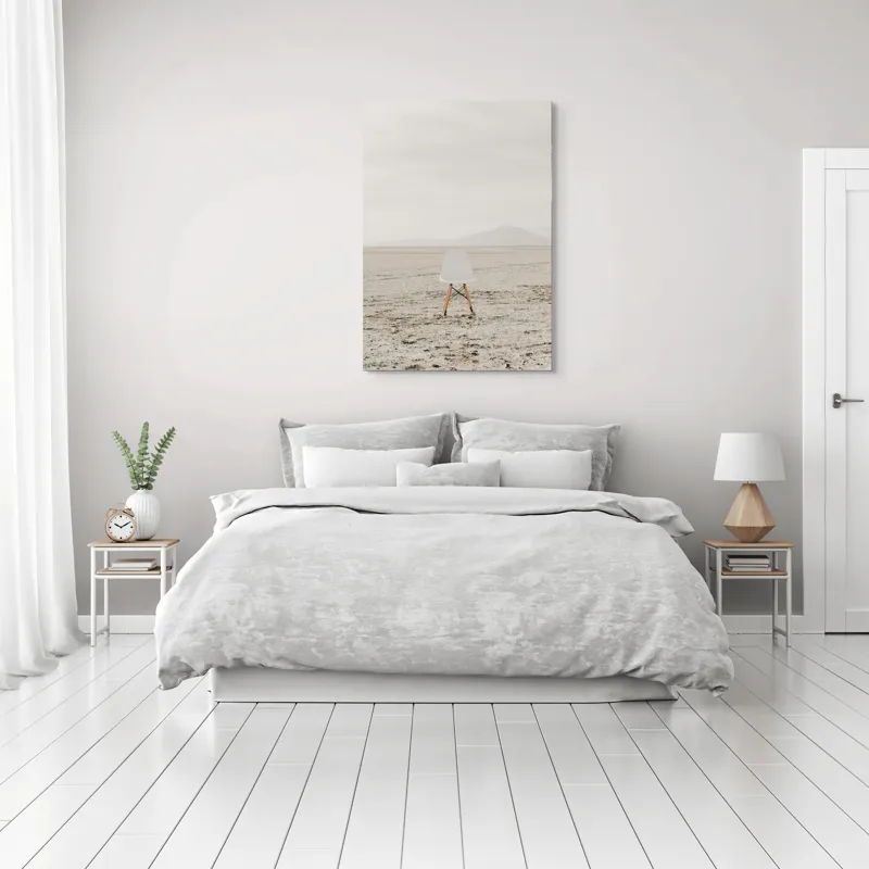 Tablou Canvas, "Scaun singuratic în deșertul vast", Scaun, Deșert, Singurătate, Minimalism, Calm, Pustietate, Linii, Horizon, Gândire, Izolare, 70 x 100 cm – poza 3