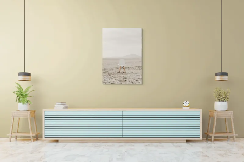 Tablou Canvas, "Scaun singuratic în deșertul vast", Scaun, Deșert, Singurătate, Minimalism, Calm, Pustietate, Linii, Horizon, Gândire, Izolare, 70 x 100 cm – poza 5