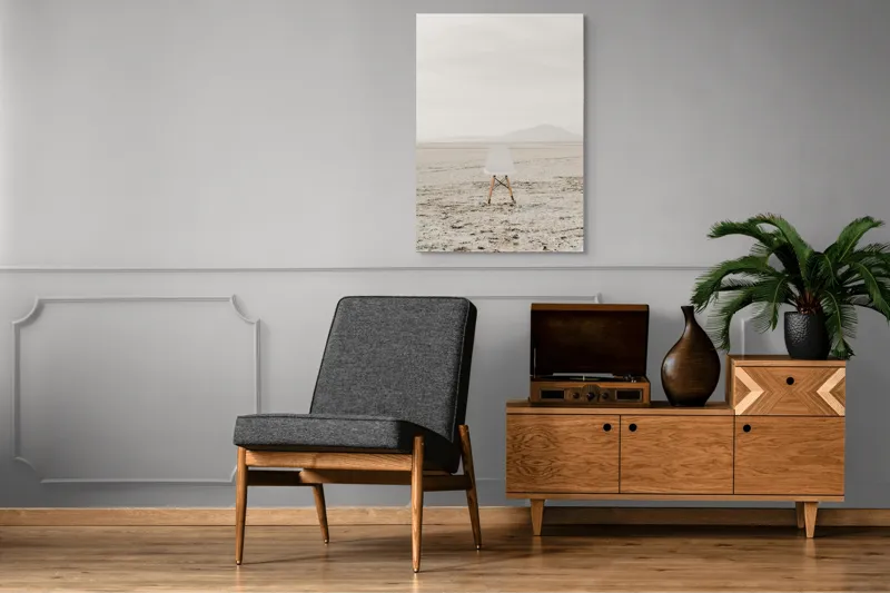 Tablou Canvas, "Scaun singuratic în deșertul vast", Scaun, Deșert, Singurătate, Minimalism, Calm, Pustietate, Linii, Horizon, Gândire, Izolare, 70 x 100 cm – poza 6