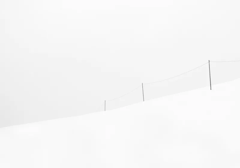 Tablou Canvas Peisaj de Iarnă cu Gard Stil Minimalist Elegant, 100 x 70 cm – poza 2