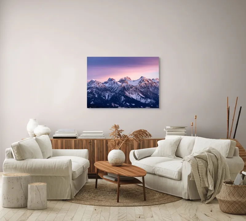 Tablou Canvas, "Strălucirea apusului peste munți înzăpeziți", Mileniu, Majestuos, Munți, Lumină, Asfințit, Alb, Cer, Magie, Întruchipare, Timpurie, Puritate, Căldură, Creste, Înălțime, Liniște., 100 x 70 cm – poza 3