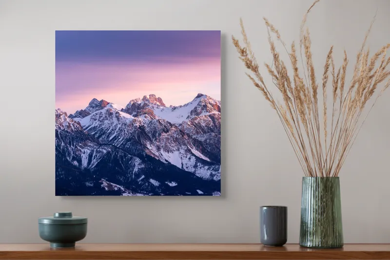 Tablou Canvas, "Strălucirea apusului peste munți înzăpeziți", Mileniu, Majestuos, Munți, Lumină, Asfințit, Alb, Cer, Magie, Întruchipare, Timpurie, Puritate, Căldură, Creste, Înălțime, Liniște., 50 x 50 cm – poza 4