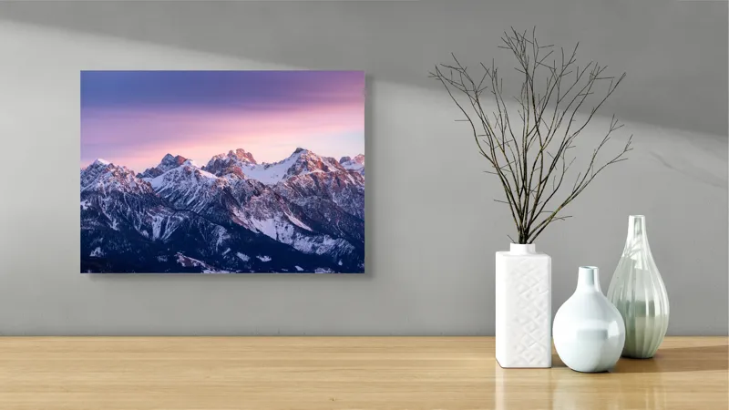Tablou Canvas, "Strălucirea apusului peste munți înzăpeziți", Mileniu, Majestuos, Munți, Lumină, Asfințit, Alb, Cer, Magie, Întruchipare, Timpurie, Puritate, Căldură, Creste, Înălțime, Liniște., 54 x 39 cm – poza 3
