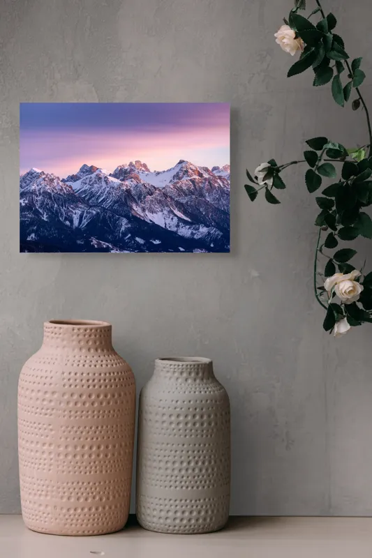 Tablou Canvas, "Strălucirea apusului peste munți înzăpeziți", Mileniu, Majestuos, Munți, Lumină, Asfințit, Alb, Cer, Magie, Întruchipare, Timpurie, Puritate, Căldură, Creste, Înălțime, Liniște., 54 x 39 cm – poza 8
