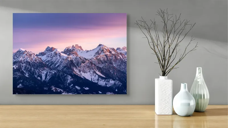 Tablou Canvas, "Strălucirea apusului peste munți înzăpeziți", Mileniu, Majestuos, Munți, Lumină, Asfințit, Alb, Cer, Magie, Întruchipare, Timpurie, Puritate, Căldură, Creste, Înălțime, Liniște., 70 x 50 cm – poza 3