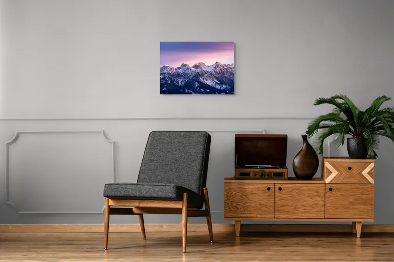 Tablou Canvas, "Strălucirea apusului peste munți înzăpeziți", Mileniu, Majestuos, Munți, Lumină, Asfințit, Alb, Cer, Magie, Întruchipare, Timpurie, Puritate, Căldură, Creste, Înălțime, Liniște., 70 x 50 cm – poza 4