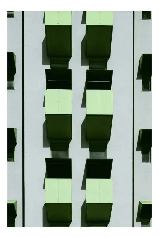 Tablou Canvas, "Balcoane verzi pe fațadă gri", Verde, Geometrie, Structură, Repetiție, Modern, Simetrie, Urban, Verticalitate, 39 x 54 cm