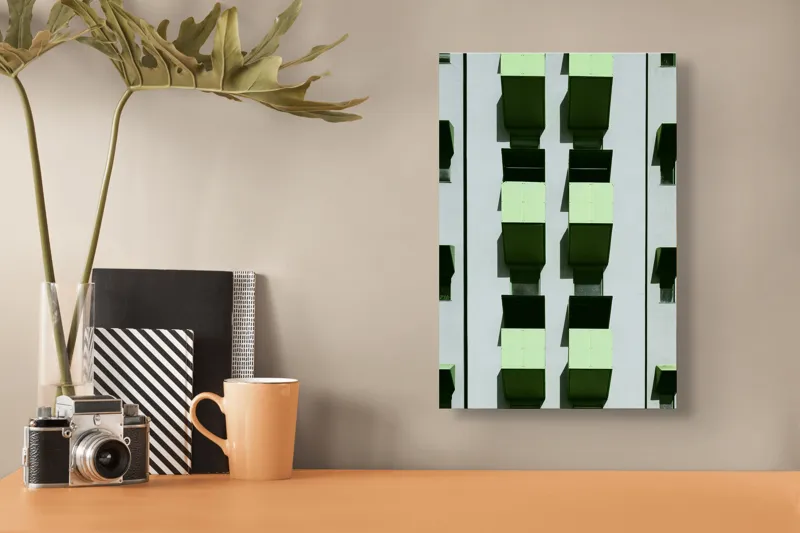 Tablou Canvas, "Balcoane verzi pe fațadă gri", Verde, Geometrie, Structură, Repetiție, Modern, Simetrie, Urban, Verticalitate, 26 x 39 cm – poza 3