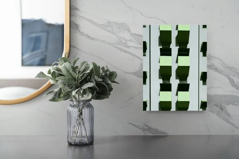 Tablou Canvas, "Balcoane verzi pe fațadă gri", Verde, Geometrie, Structură, Repetiție, Modern, Simetrie, Urban, Verticalitate, 26 x 39 cm – poza 4