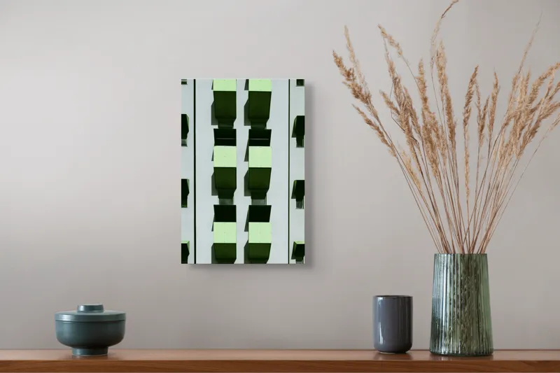 Tablou Canvas, "Balcoane verzi pe fațadă gri", Verde, Geometrie, Structură, Repetiție, Modern, Simetrie, Urban, Verticalitate, 26 x 39 cm – poza 5