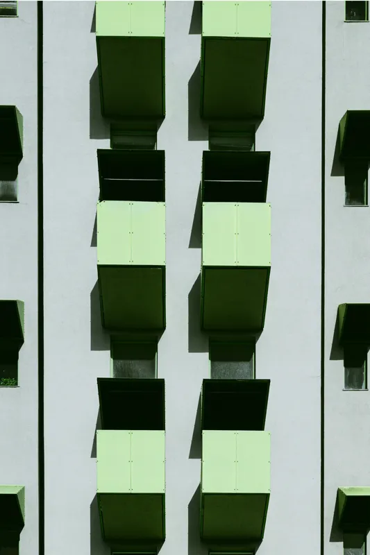 Tablou Canvas, "Balcoane verzi pe fațadă gri", Verde, Geometrie, Structură, Repetiție, Modern, Simetrie, Urban, Verticalitate, 26 x 39 cm – poza 2