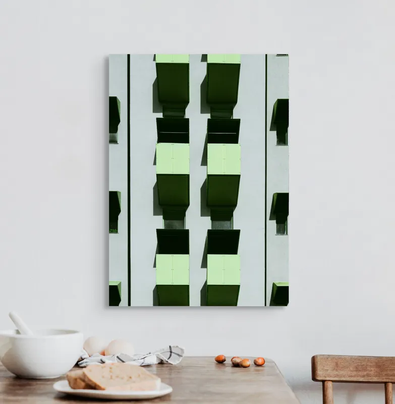 Tablou Canvas, "Balcoane verzi pe fațadă gri", Verde, Geometrie, Structură, Repetiție, Modern, Simetrie, Urban, Verticalitate, 50 x 70 cm – poza 3
