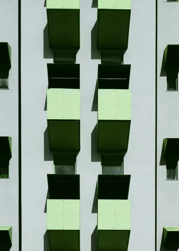 Tablou Canvas, "Balcoane verzi pe fațadă gri", Verde, Geometrie, Structură, Repetiție, Modern, Simetrie, Urban, Verticalitate, 50 x 70 cm – poza 2