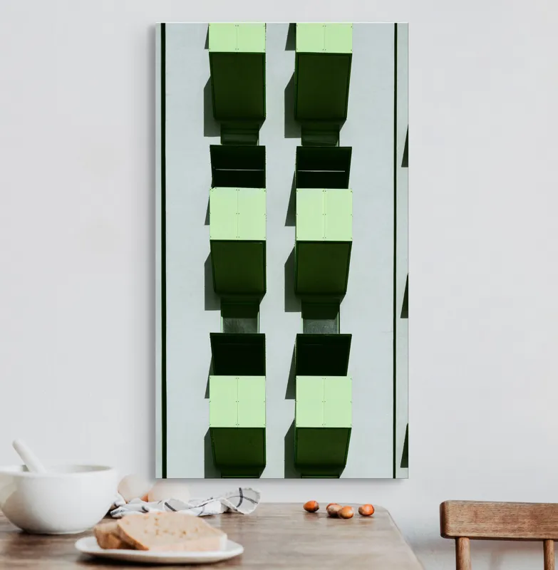 Tablou Canvas, "Balcoane verzi pe fațadă gri", Verde, Geometrie, Structură, Repetiție, Modern, Simetrie, Urban, Verticalitate, 50 x 90 cm – poza 3