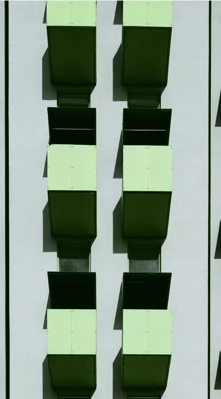 Tablou Canvas, "Balcoane verzi pe fațadă gri", Verde, Geometrie, Structură, Repetiție, Modern, Simetrie, Urban, Verticalitate, 50 x 90 cm – poza 2