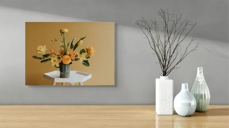Tablou Canvas, "Aranjament floral de primăvară galbenă", Flori, Galbene, Portocalii, Vază, Masa, Fundal, Simplitate, Armonie, 54 x 39 cm – poza 3