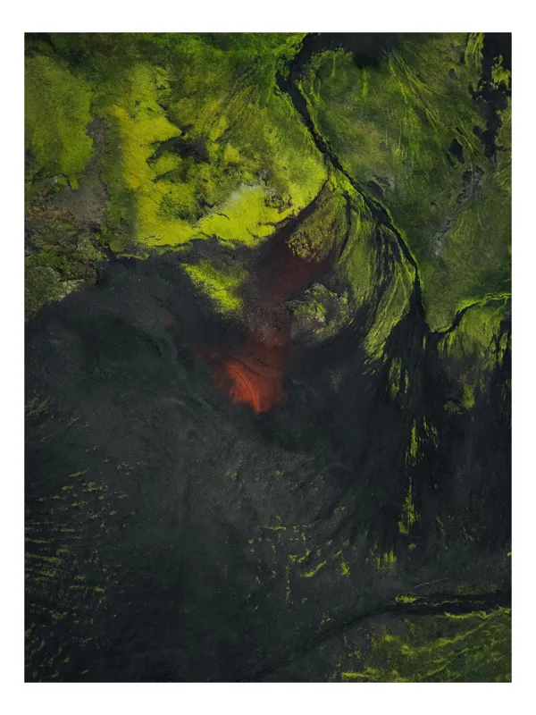 Tablou Canvas, "Lava și mușchi în simfonie naturală", Verde, Negru, Texturi, Contrast, Organic, Dramatic, Misterios, Viu, Pasiune, Intunecat, 26 x 39 cm