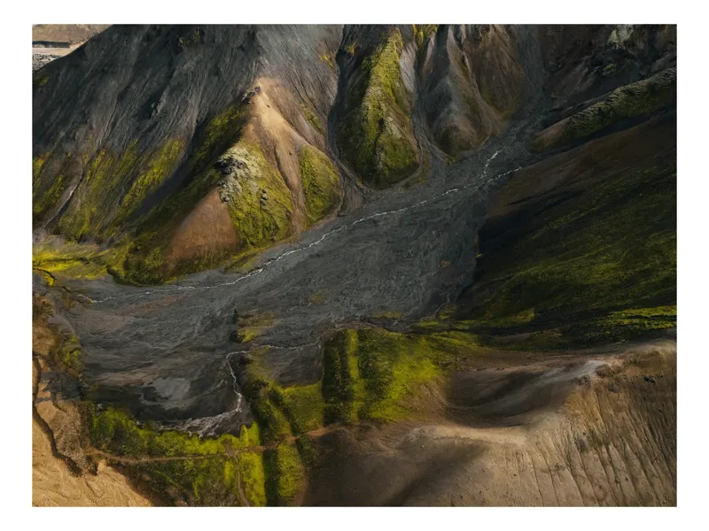 Tablou Canvas pe Tărâmul Contradicțiilor Cromatice Naturale, 70 x 50 cm