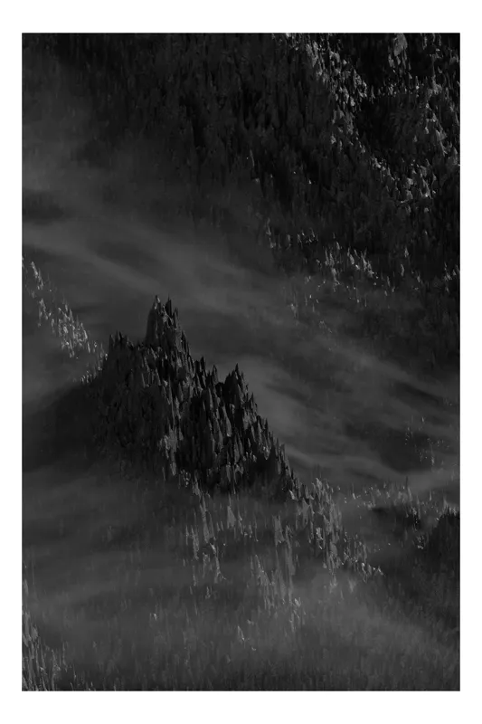 Tablou Canvas Umbrele Munților în Negura Timpului pe Fundal de Natură, 26 x 39 cm