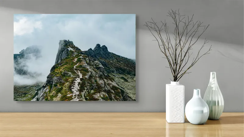 Tablou Canvas: Culmile Tăcute Îmbrățișate de Nori, 70 x 50 cm – poza 3