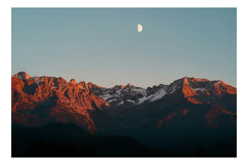 Tablou Canvas Natură: Luna și Munții Roșietici - Frumusețe și Serenitate, 100 x 100 cm