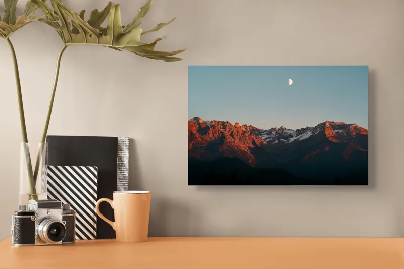 Tablou Canvas Natură: Luna și Munții Roșietici - Frumusețe și Serenitate, 39 x 26 cm – poza 3