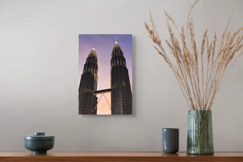 Tablou Canvas, "Turnurile în aurora dimineții lineștite", Nu știu cine sunt în imagine, dar cele două clădiri sunt impresionante., 26 x 39 cm – poza 5