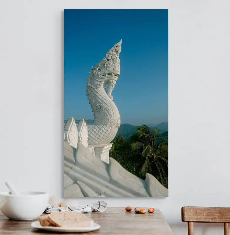 Tablou Canvas, "Statuia dragonului în zori liniștite", Dragon, Cer, Albastru, Sculptură, Palmieri, Peisaj, Montan., 50 x 90 cm – poza 3