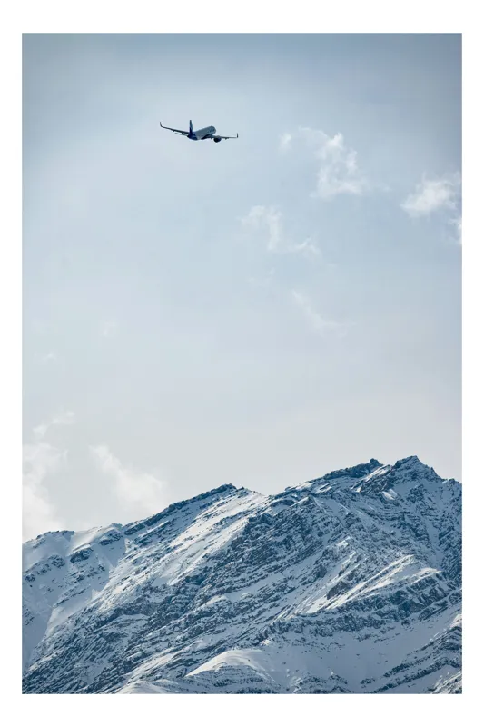 Tablou Canvas pe peisaj cu avion deasupra munților înzăpeziți, 100 x 100 cm