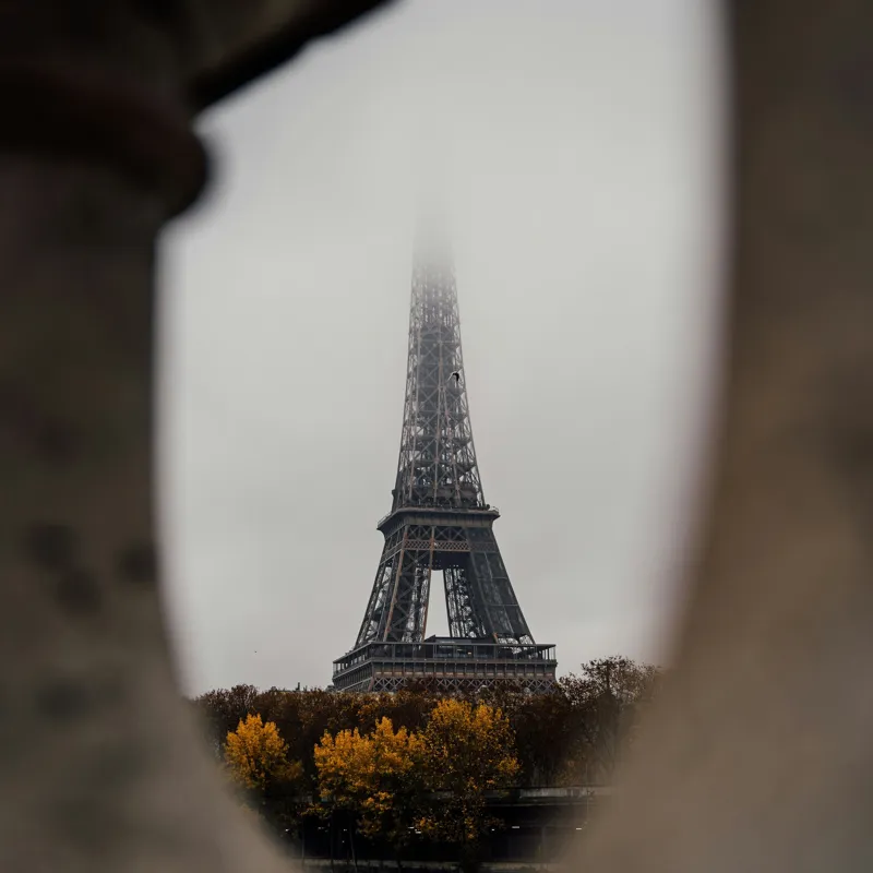 Tablou Canvas Turn Eiffel prin ceață toamnatică, 100 x 100 cm – poza 2