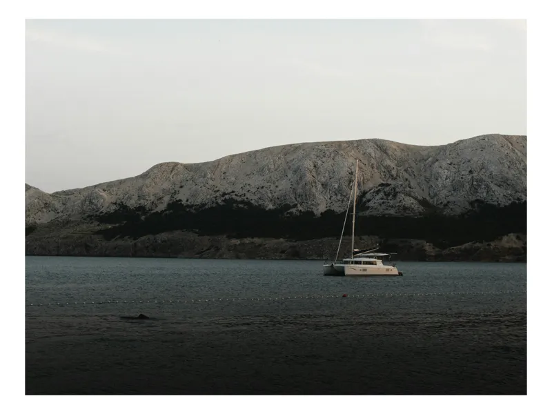 Tablou Canvas Catamaran Solitar între Munți Tăcuți, 50 x 50 cm