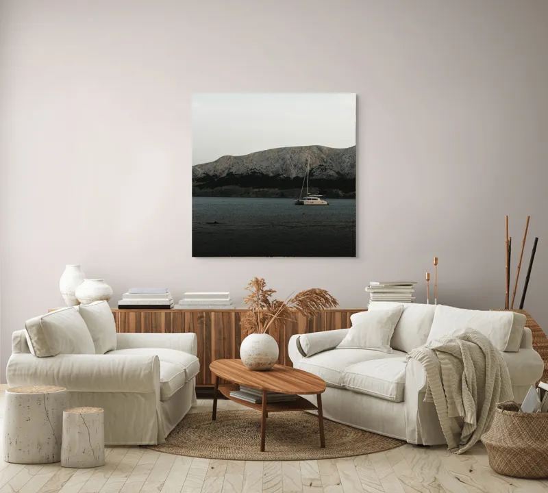 Tablou Canvas Catamaran Solitar între Munți Tăcuți, 100 x 100 cm – poza 3