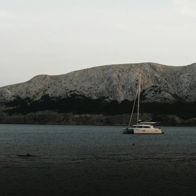 Tablou Canvas Catamaran Solitar între Munți Tăcuți, 100 x 100 cm – poza 2