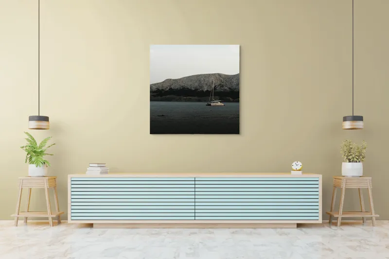 Tablou Canvas Catamaran Solitar între Munți Tăcuți, 100 x 100 cm – poza 5