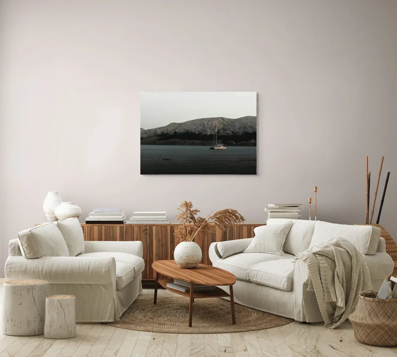 Tablou Canvas Catamaran Solitar între Munți Tăcuți, 100 x 70 cm – poza 3