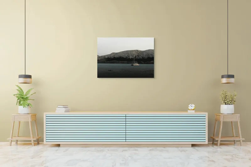Tablou Canvas Catamaran Solitar între Munți Tăcuți, 100 x 70 cm – poza 4
