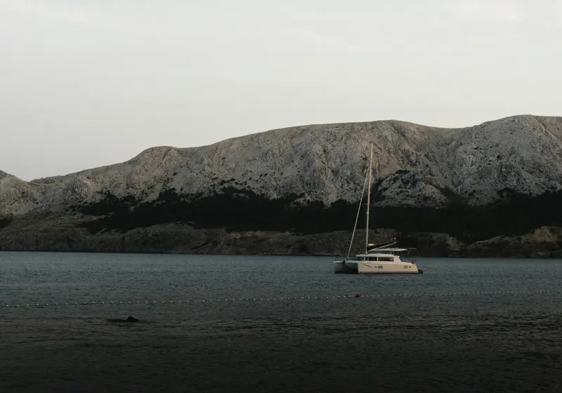 Tablou Canvas Catamaran Solitar între Munți Tăcuți, 100 x 70 cm – poza 2