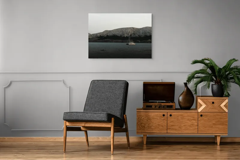 Tablou Canvas Catamaran Solitar între Munți Tăcuți, 100 x 70 cm – poza 8