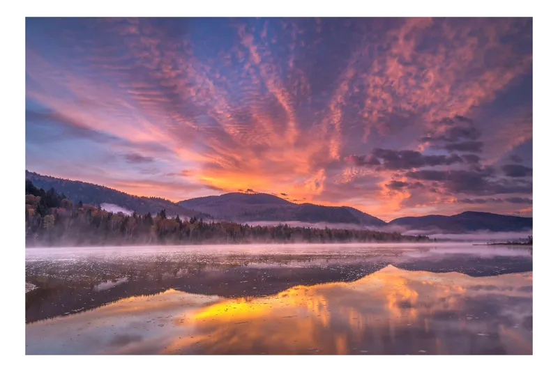 Tablou Canvas Peisaj Sunrise peste Lac cu Munte și Pădure, 54 x 39 cm