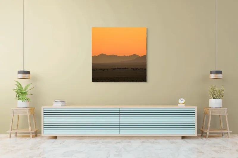 Tablou Canvas Deșert în lumina amurgului aurie cu siluete de munți și pădure, 100 x 100 cm – poza 5