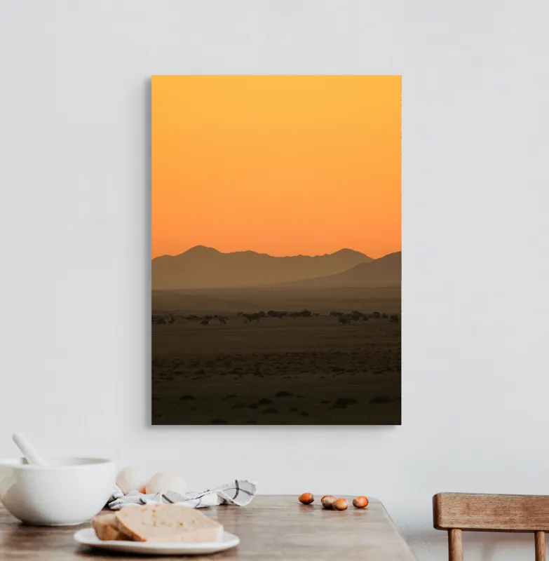 Tablou Canvas Deșert în lumina amurgului aurie cu siluete de munți și pădure, 50 x 70 cm – poza 3